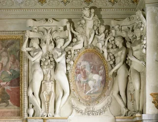 Weibliche Figuren und Cherubim umgeben ein Gemälde von Alexander dem Großen (356-323) beim Training von Bucephalus, aus der Escalier du Roi (Stuck)